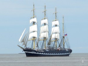 Die Windjammer Kruzenshtern auf der Weser vor Bremerhaven.
