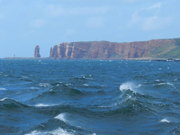 Die Insel Helgoland mit der Langen Anna von der Nordsee aus gesehen.