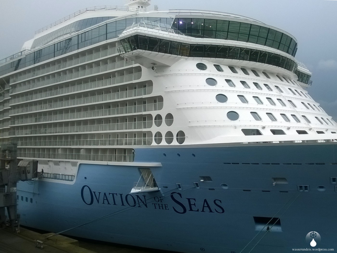 Ovation of the Seas, Kreuzfahrtschiff an der Columbuskaje.