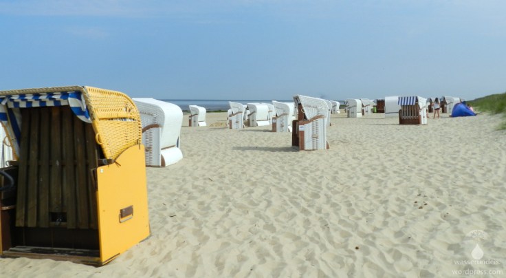 Strandkörbe am Sandstrand von Cuxhaven Sahlenburg an der Nordseeküste.