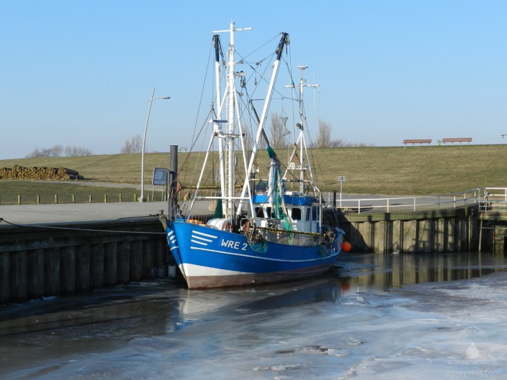 eingefrorener Fischkutter