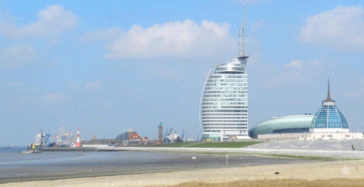 Die Aussichtsplattform Atlantic Hotel Sail City vom Weserstrandbad aus gesehen.