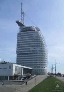 Das Sail City vom Weserdeich aus gesehen, oben die Aussichtsplattform.