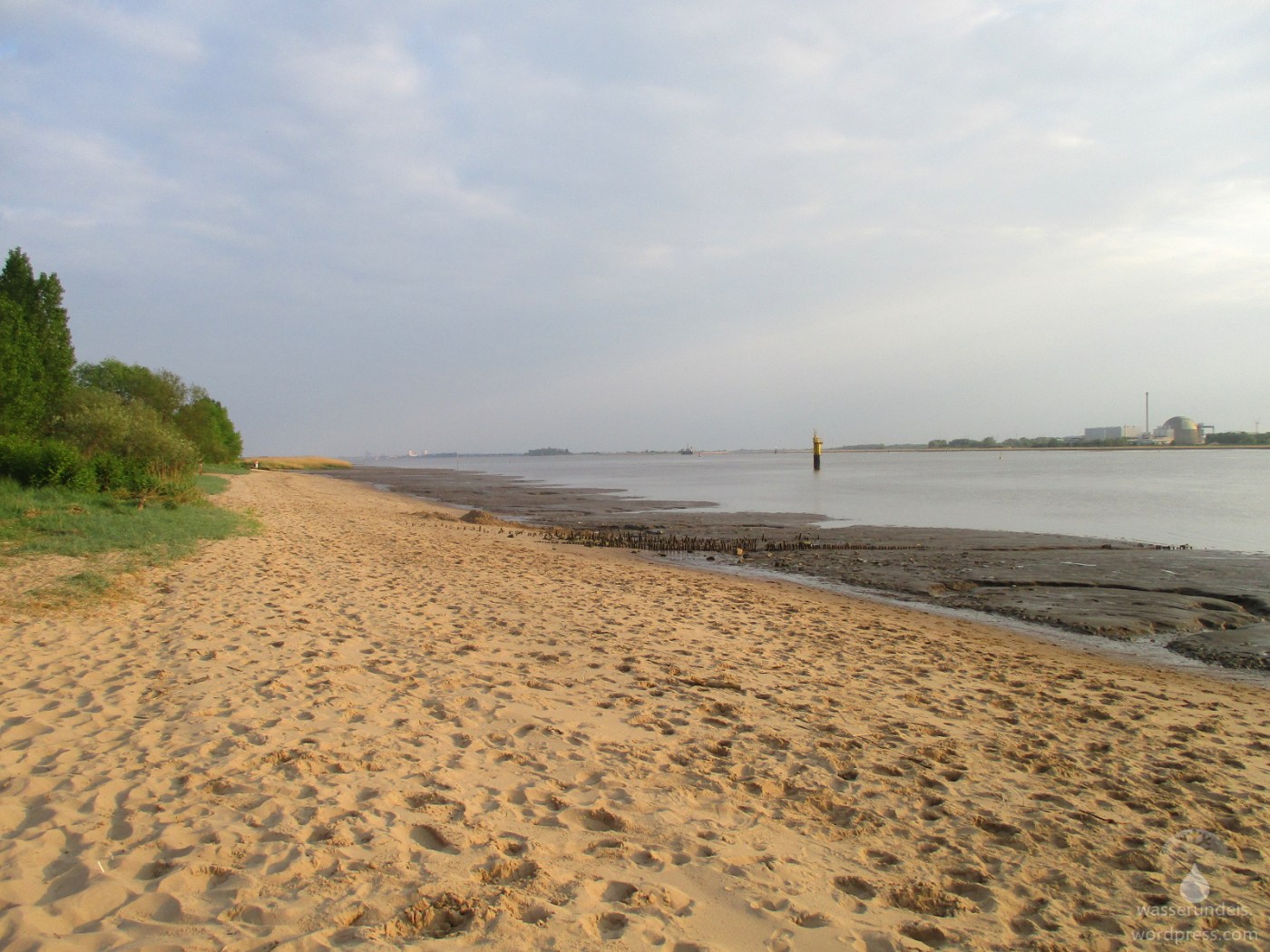 Sandstrand an der Weser in Dedesdorf.
