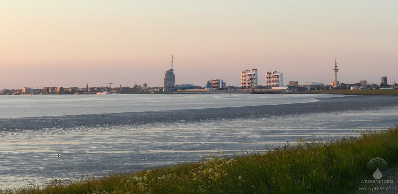 Die Skyline von Bremerhaven von Lunedeich im Fischereihafen aus gesehen.
