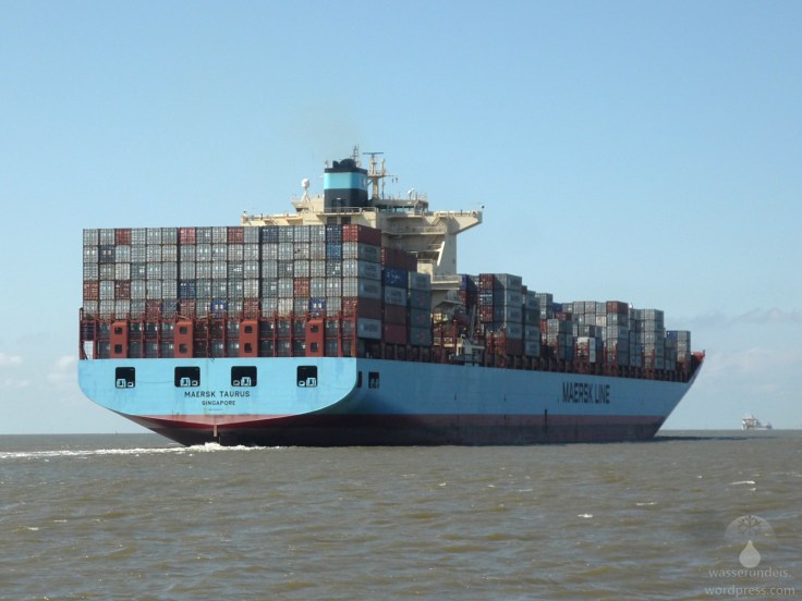 Containerschiff Maersk Taurus auf der Außenweser bei Bremerhaven.