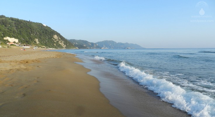 Sandstrand von Glyfada auf der Insel Korfu.
