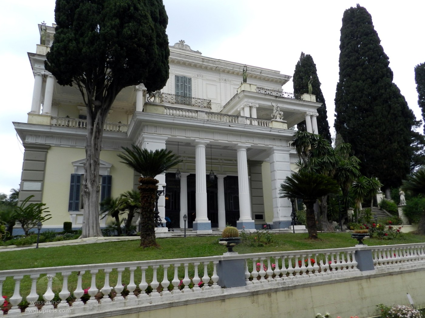 Eingang des Achilleon auf der Insel Korfu.