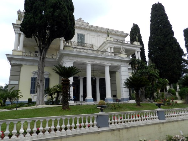 Eingang des Achilleon auf der Insel Korfu.