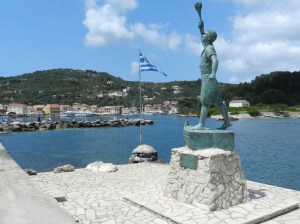 Statue des Georgios Anemonagiannis auf der Ionischen Insel Paxos.