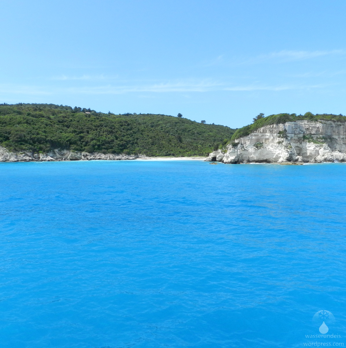 Das Türkisblaue Wasser der Ionischen Meeres vor der Insel Antipaxos.