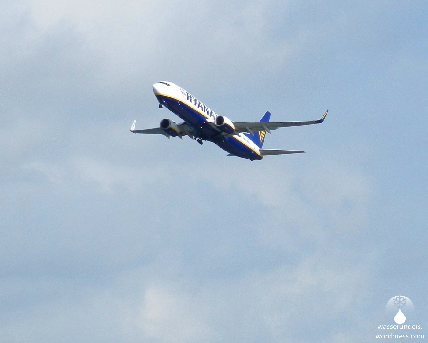 Startendes Flugzeug von Ryanair.