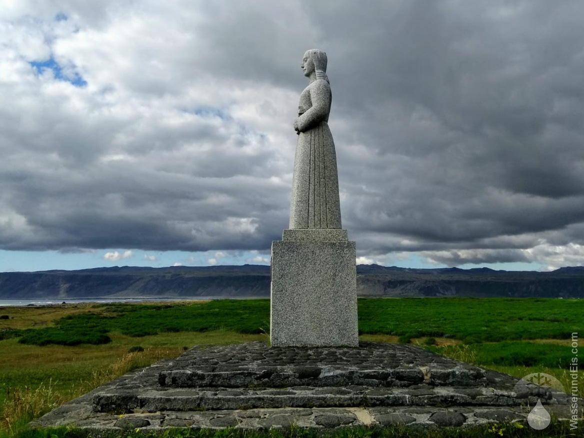 Landsýn Strandkirkja Selvogur Statue