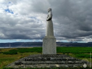 Landsýn Strandkirkja Selvogur Statue