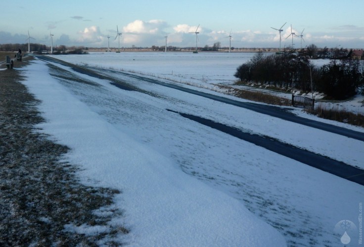 Verschneiter Deich am Ochsenturm.