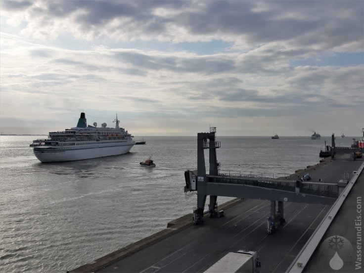 #Kreuzfahrtschiffe Bremerhaven Phoenix-Reisen