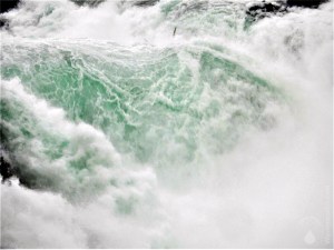 Wassermassen des Rheinfalls.