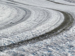 Die Oberfläche des Großen Aletschgletschers mit ihrem Mittelmoränen.
