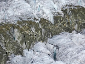 Gletscherspaltten mit Mittelmoräne.