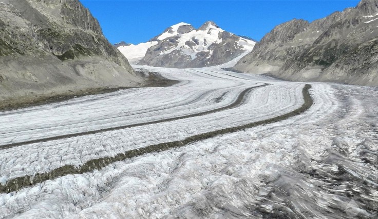 Mittelmoränen auf der Zunge des Großen Aletschgletschers.