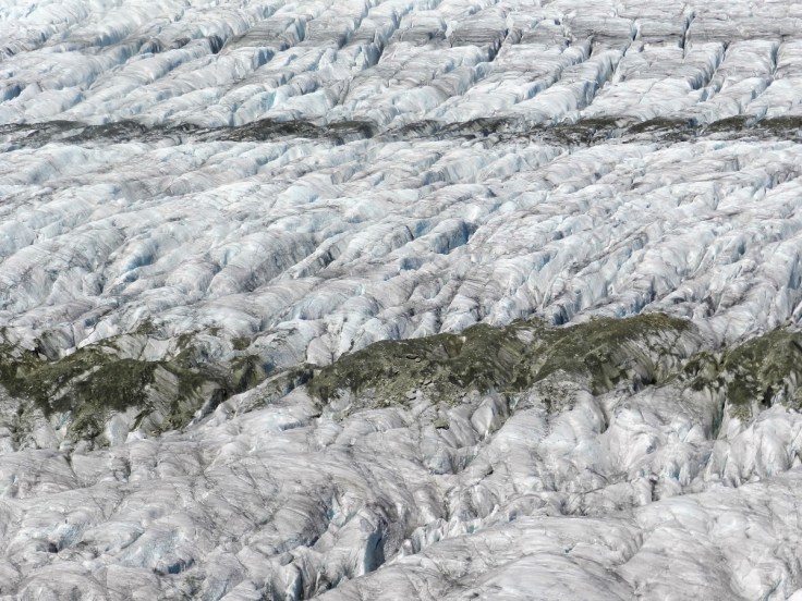Die Moränen liegen auf dem Eis auf und werden wie das Eis von Gletscherspalten durchzogen.