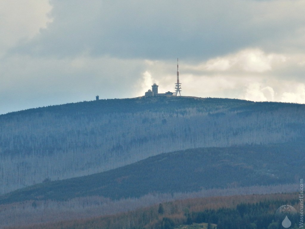 Brockengipfel mit Gipfelaufbauten.