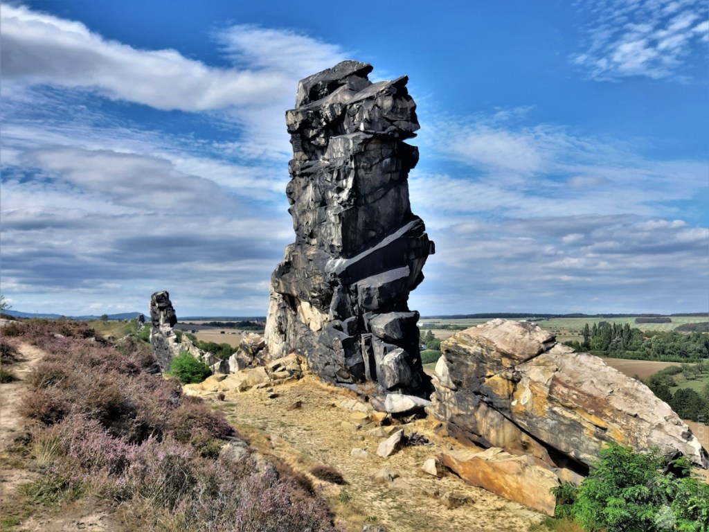 Der Adlerfelsen am Königsstein. Der wohl bekannteste und schroffste Teil der Teufelsmauer in nördlichen Harzvorland. Im Hintergrund der Felsen "Teufel".