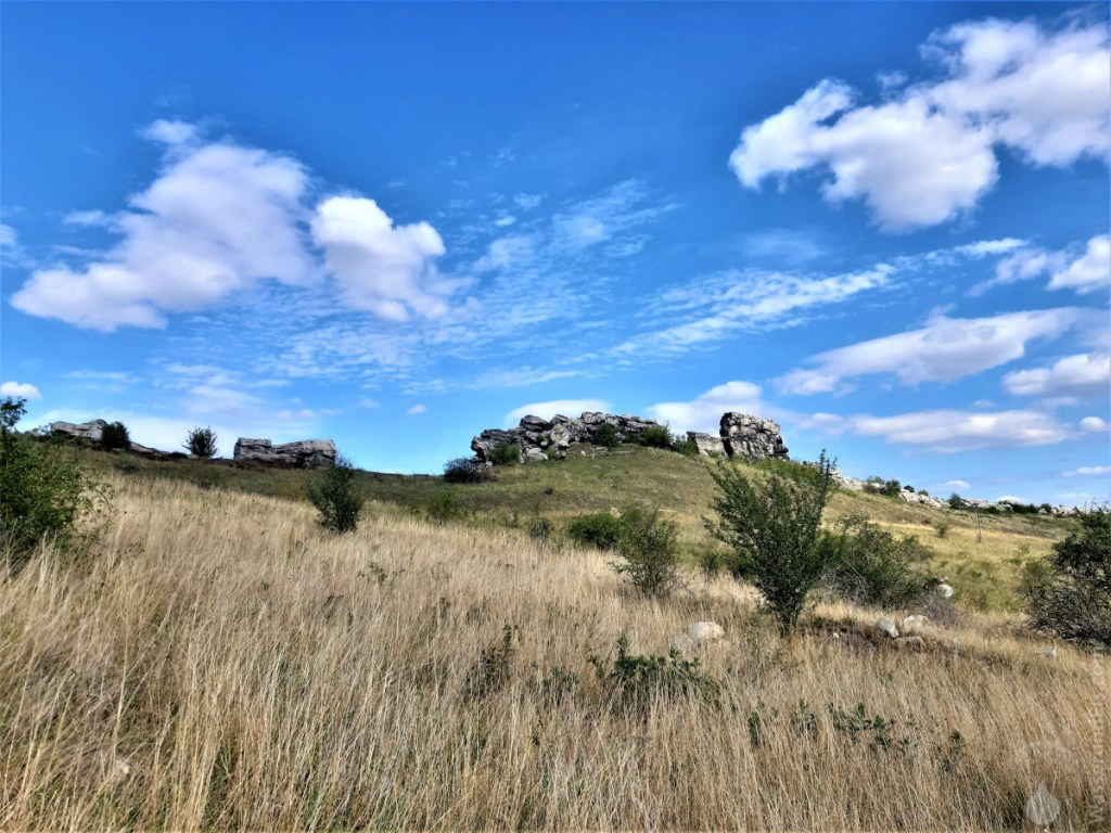 Die weniger markanten Mittelsteine liegen westlich des Königsteins und bilden die Forsetzung der Teufelsmauer.