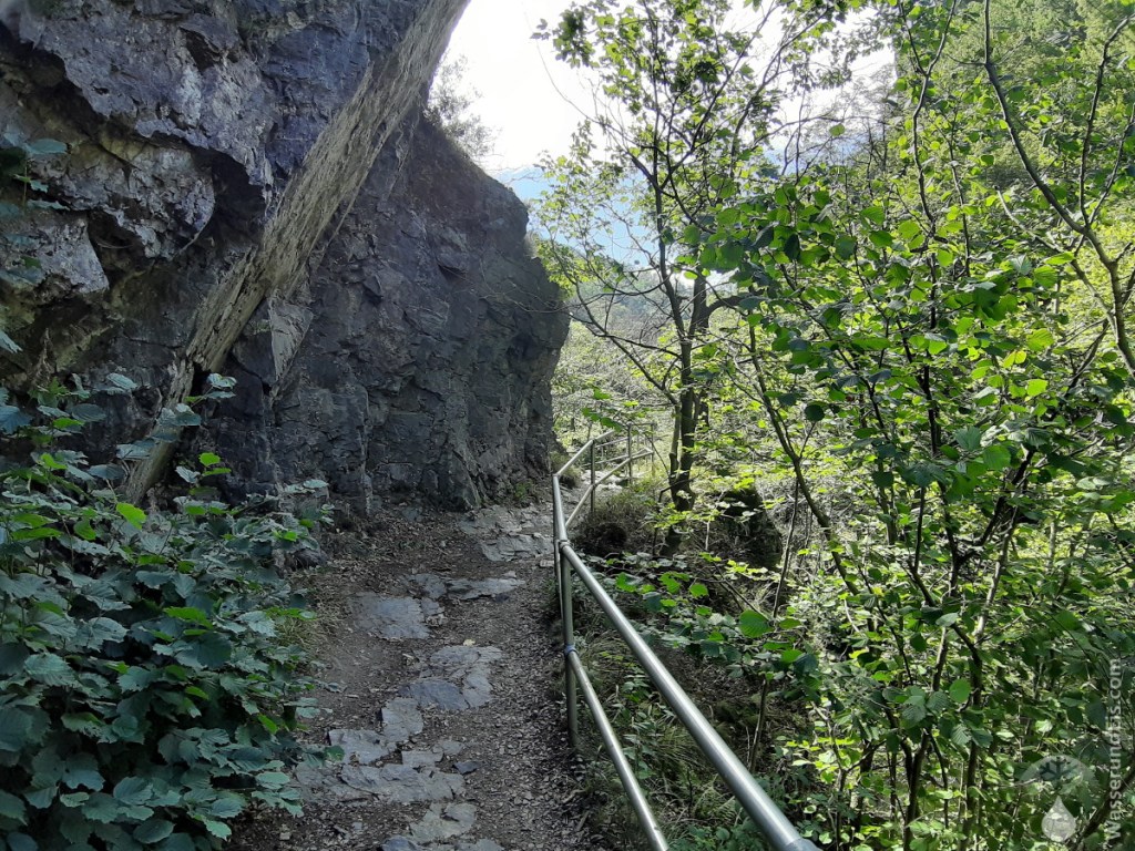 Mal verläuft der Weg über der Schlucht,...