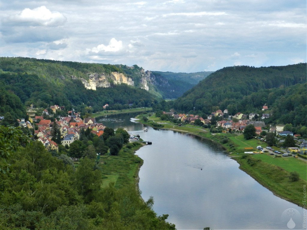 Ausblick von der Wilke-Aussicht ins Elbtal mit der Stadt Wehlen und der Bastei