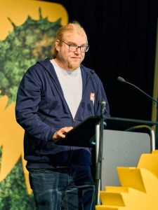 Christian Neuhäuser stellt den Antrag "Ehrenamtliches Engagement stärken" auf derm LMV am 10.09.2022.