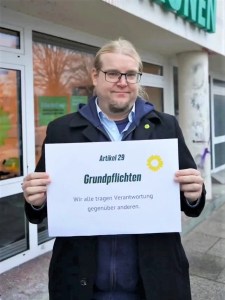 Christian Neuhäuser von den Grünen Bremerhaven steht für die Allgemeine Erklärung der Menschenrechte ein.